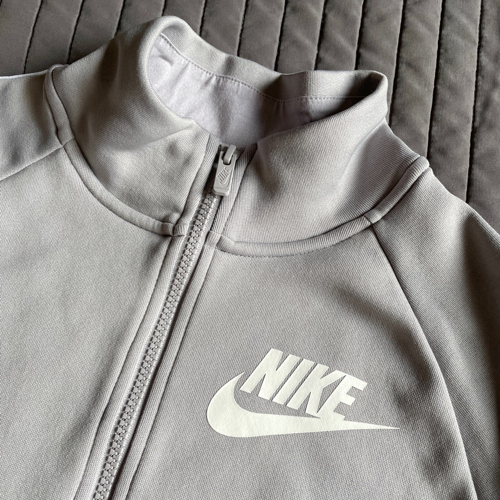 nike light grey cropped sweatshirt